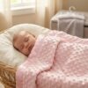 Rosa babyfilt med sovande bebis