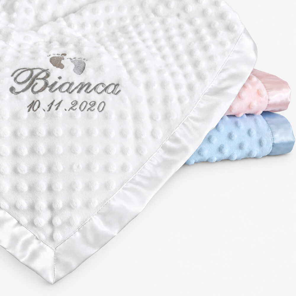 Babyfilt med namn och datum broderad. Välj namn eller egen text att brodera på din babyfilt. Finns i 3 olika färger.