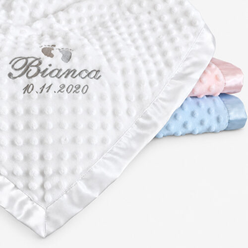 Babyfilt med namn och datum broderad. Välj namn eller egen text att brodera på din babyfilt. Finns i 3 olika färger.