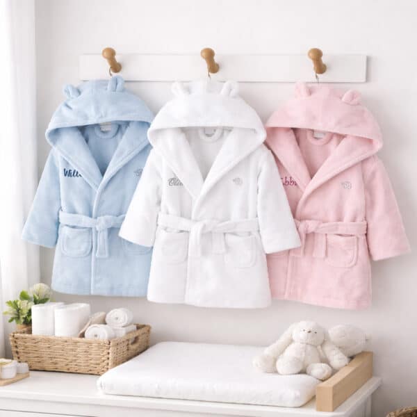 badrock bebis i storlekar 0-4 år. Välj namn att brodera.