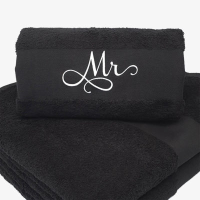 svart handduk med namnen Mr and Mrs