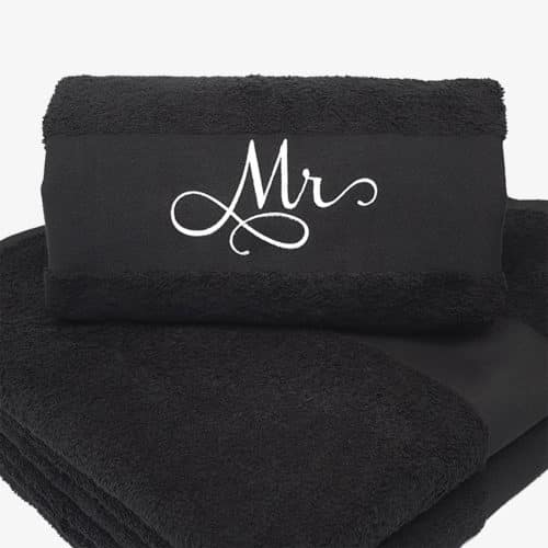 svart handduk med namnen Mr and Mrs