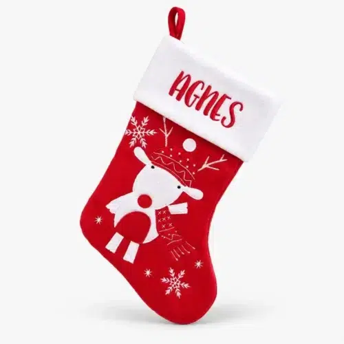 Röd julstrumpa med ren och namn broderat