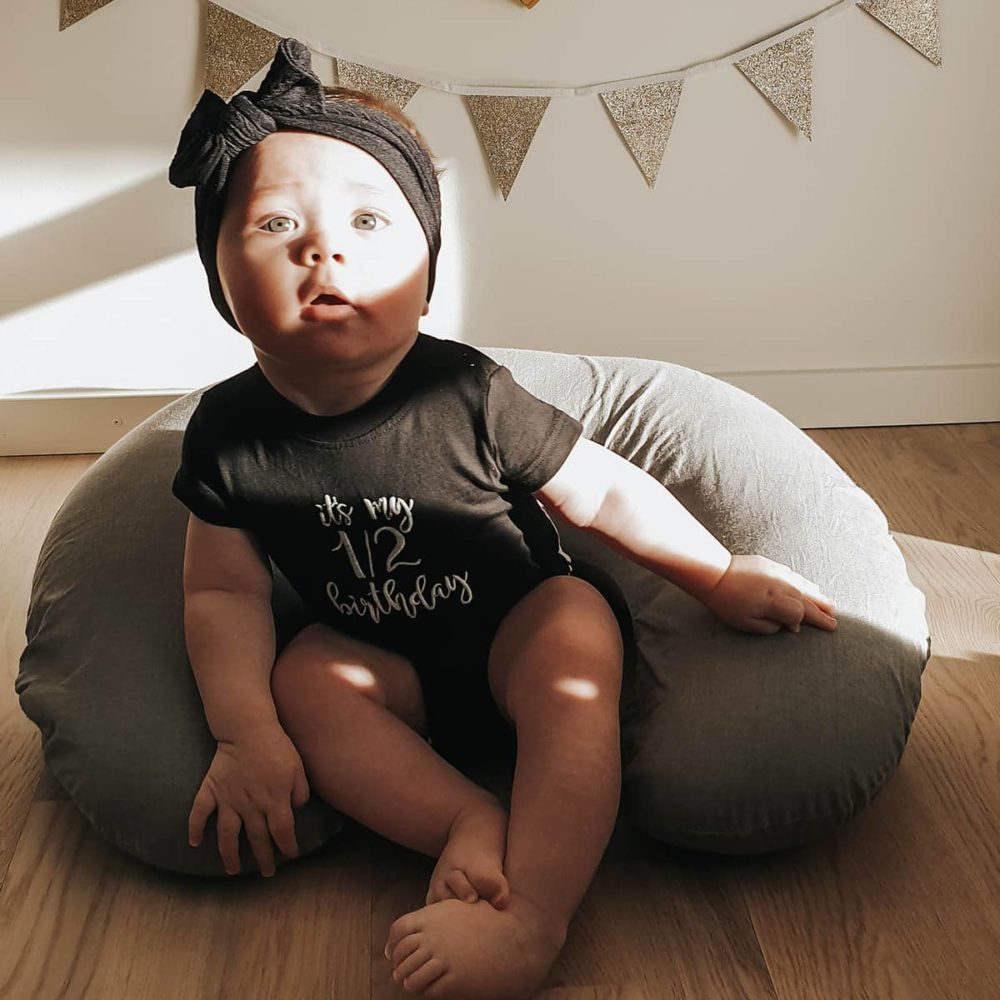 bebis med svart tröja och svart hårband