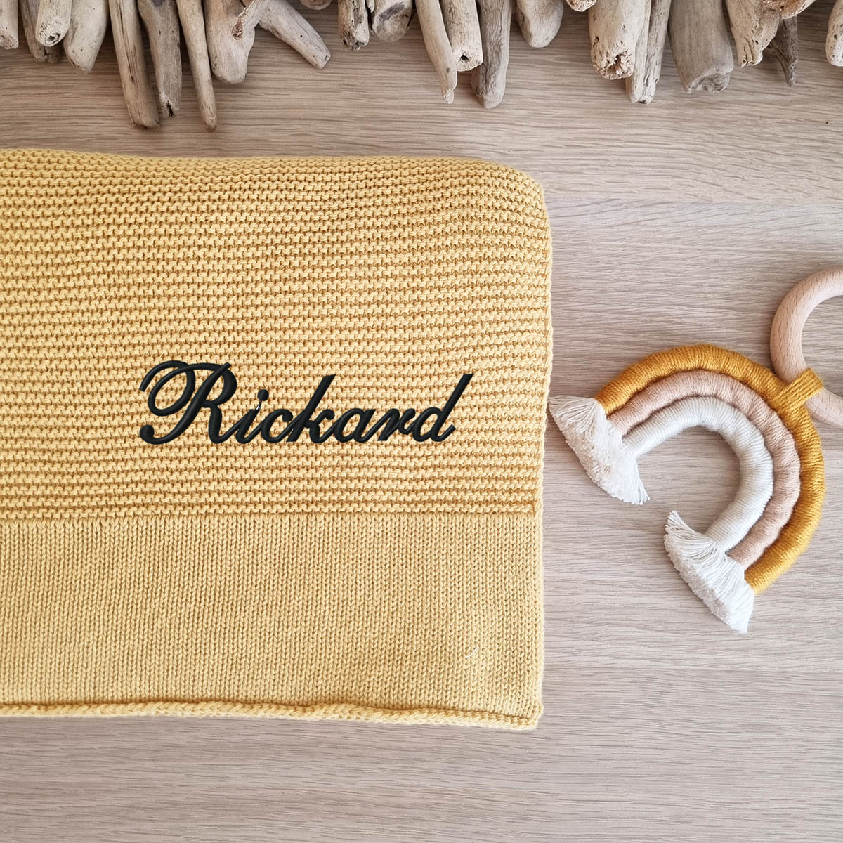 Babyfilt med namn mustard - Nordic Rainbow