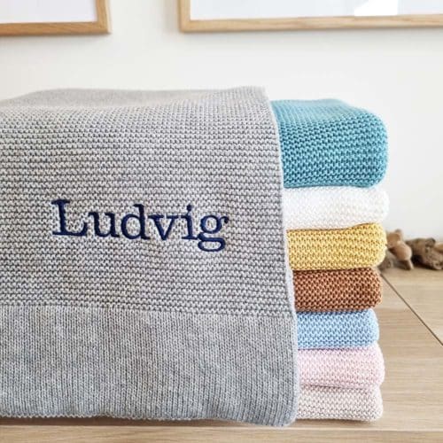 Babyfiltar med namn broderat