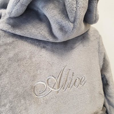 Babybadrock med namn broderat på ryggen