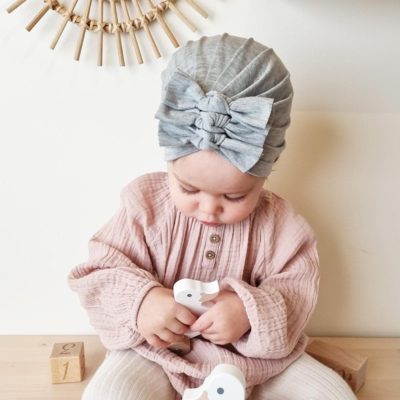 Baby med grå turban