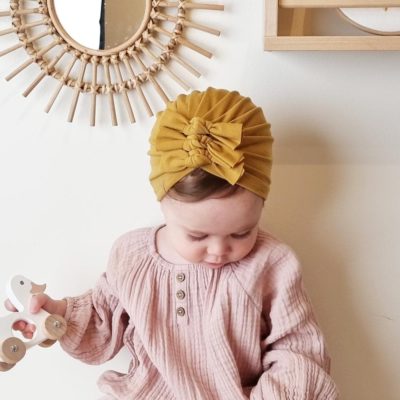 bebis med senapsfärgad turban