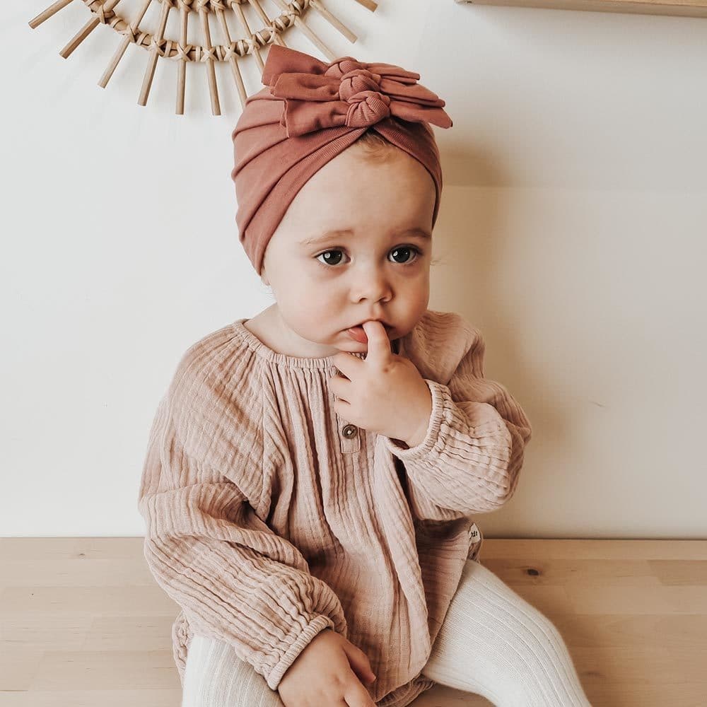 Babys turban mellanrosa sett framifrån