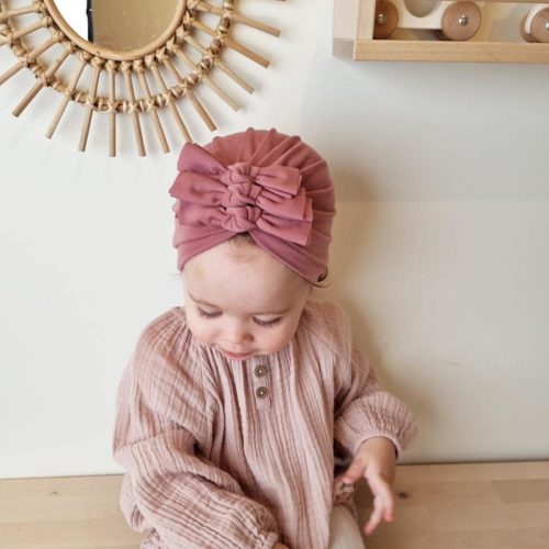 Babys turban mellanrosa från ovan