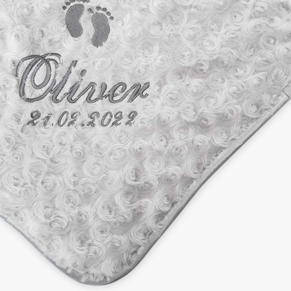 Fluffig babyfilt med namn broderat