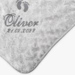 Fluffig babyfilt med namn broderat