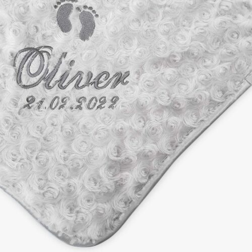 Fluffig babyfilt med namn broderat