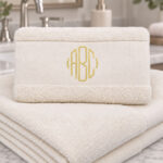 Ivory handduk i badrum med monogram