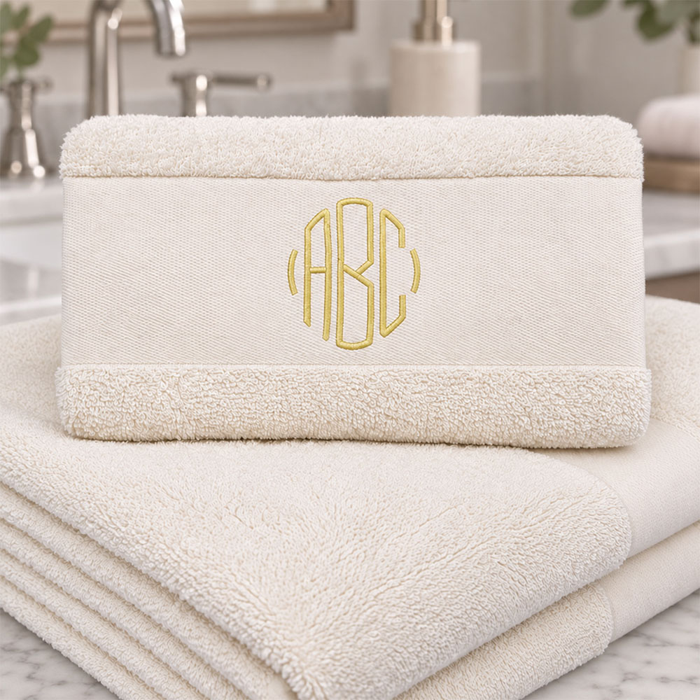 Ivory handduk i badrum med monogram