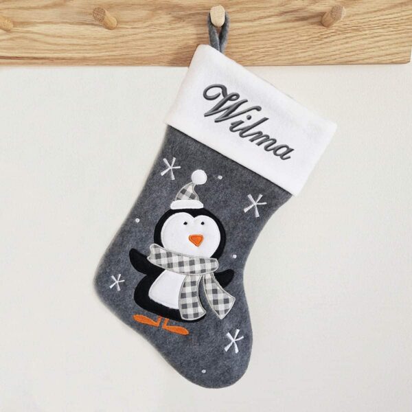 Mörkgrå julstrumpa med pingvin, personlig med namn