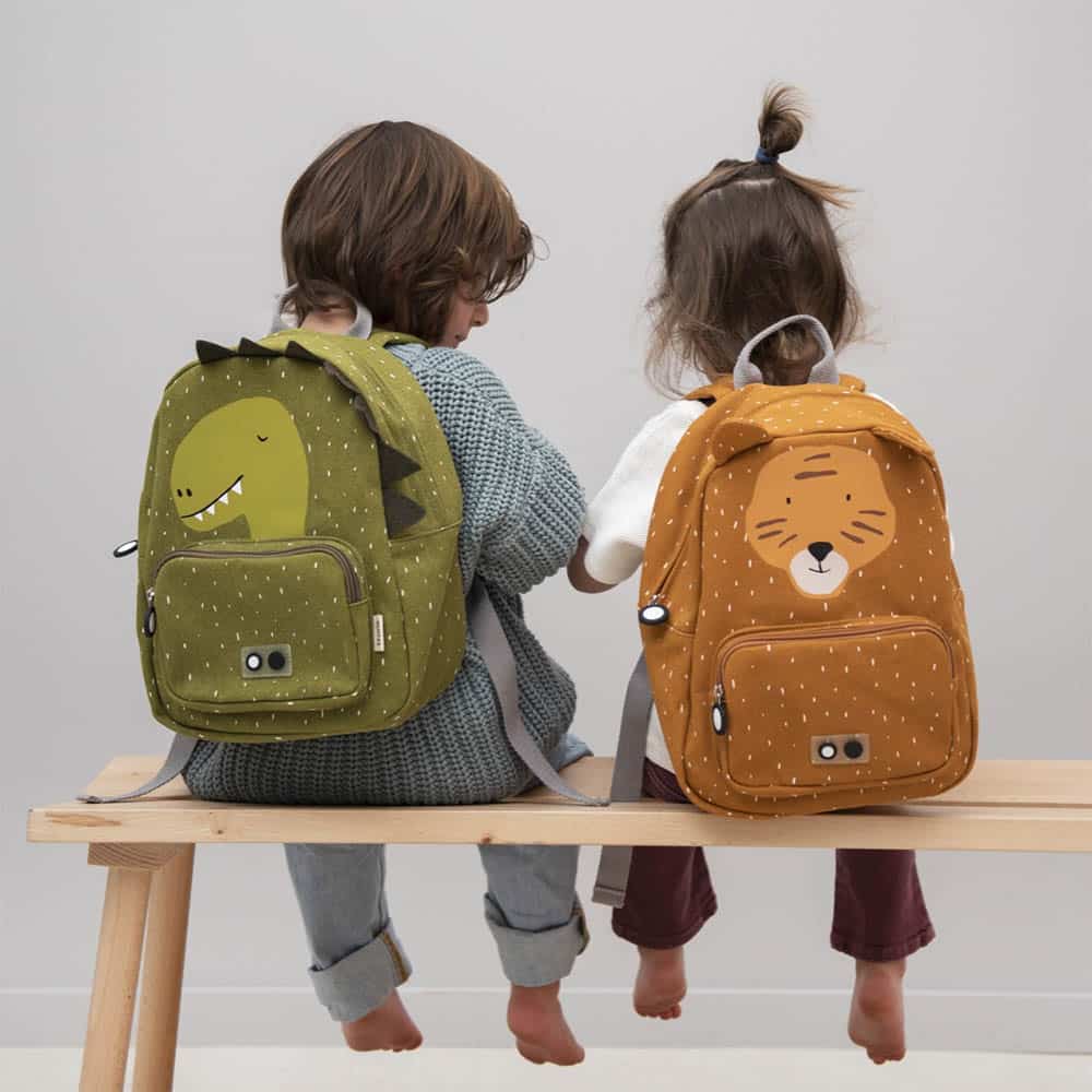 Två barn med ryggsäck