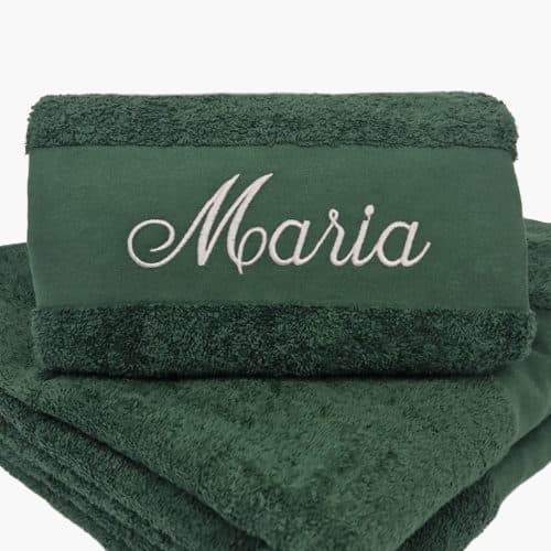 Mörkgrön handduk med namn broderat
