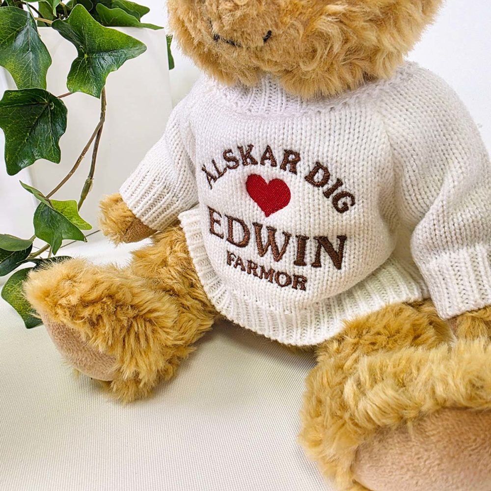 Nalle med egen text på tröjan samme namn. Teddybjörn.