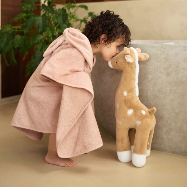Barn i poncho med giraff
