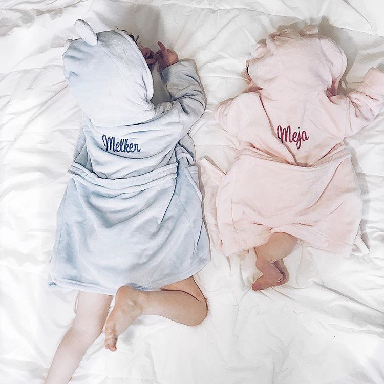 Badrock med namn broderat – mjuk badrock för bebis