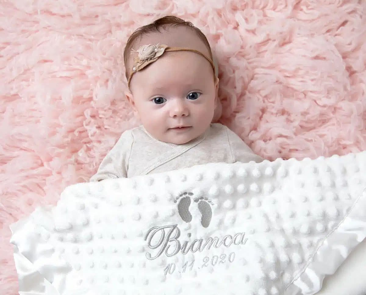 Bebis med personlig babyfilt med namn broderat