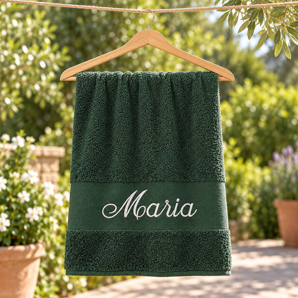 Mörkgrön handduk med namn broderat