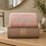 Brun handduk med namn och monogram